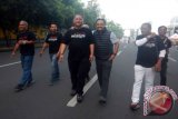 Wakil Gubernur Jawa Timur Saifullah Yusuf (tiga kanan) bersama Wakil Wali Kota Surabaya Whisnu Sakti Buana (tiga kiri) menikmati 'car free day' atau hari bebas kendaraan di Jalan Tunjungan Surabaya, Minggu (6/3). Komunitas 'Rek Ayo Rek' menggelar bakti sosial bersih-bersih jalan raya sebagai wujud kepedulian terhadap Kota Surabaya sekaligus menumbuhkan semangat gotong royong yang diharapkan menggugah warga untuk terlibat dalam pembangunan kota. Antarajatim/Fiqih Arfani/zk/16