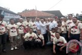 Foto Bersama pengurus Baldatun Center bersama Pendiri sekaligus Pembina Baldatun Center, Ade Dasep Zainal Abidin dan Ketua DPC Partai Gerindra Kabupaten Sukabumi, Yudha Sukmagara usai meresmikan Warung Garuda di Kampung Bera, Desa Cimanggis, Kecamatan Cicantayan, Kabupaten Sukabumi, Jawa Barat. (Foto Antara/Aditya A Rohman)

