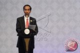 Presiden Joko Widodo memberi sambutan saat pembukaan KTT Luar Biasa ke-5 OKI di JCC, Senayan, Jakarta, Senin (7/3). KTT Luar Biasa ke-5 OKI membahas mengenai Palestina dan Al-Quds Al-Sharif. ANTARA FOTO/OIC-ES2016/Subekti/pras/wdy/16.