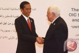 Presiden Joko Widodo (kiri) berjabat tangan dengan Presiden Palestina Mahmoud Abbas sebelum berlangsungnya KTT Luar Biasa ke-5 OKI di JCC, Jakarta, Senin (7/3). KTT tersebut fokus untuk membahas kemerdekaan Palestina dengan Al-Quds Al-Sharif sebagai ibu kotanya. (ANTARA FOTO/OIC-ES2016/Akbar Nugroho Gumay)