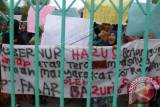 Warga pedesaan dari Kabupaten Nagan Raya bersama mahasiswa membawa poster saat aksi menuntut penyelesaian sengketa lahan di kantor DPRA, Banda Aceh, Senin (7/3). Mereka menuntut BPN Aceh, DPRA dan Gubernur Aceh segera menyelesaikan sengketa lahan, yakni penyerobotan tanah warga oleh perusahaan perkebunan PT Fajar Baizuri & Brother seluas 3.000 meter yang sudah berlangsung sejak tahun 1996. ANTARA FOTO/Ampelsa/aww/16.