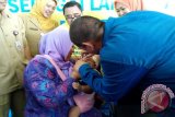 Kediri (Antara Jatim) - Wali Kota Kediri Abdullah Abu Bakar memberikan vaksin pada balita dalam kegiatan pencanangan pekan imunisasi nasional (PIN) 2016 di Posyandu Kelurahan Ngronggo, Kecamatan Kota, Kediri, Jawa Timur, Selasa (8/3). Sekitar 19 ribu anak-anak usia nol sampai di bawah lima tahun mengikuti PIN polio yang digelar serentak pada 8-15 Maret 2016 guna mengantisipasi penyebaran virus yang membawa penyakit polio. Antara Jatim/Foto/Asmaul Chusna 
