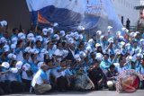 Menko Maritim Rizal Ramli (tengah) berfoto bersama dengan peserta Ekspedisi Maritim Gerhana Matahari Total 2016 saat upacara pelepasan ekspedisi di Pelabuhan Tanjung Priok, Jakarta, Selasa (8/3). Ekspedisi yang digelar oleh Kemenko Maritim itu membawa 1100 pelajar berprestasi dari sekolah-sekolah di Jabodetabek untuk menyaksikan Gerhana Matahari Total di perairan Bangka Belitung menggunakan KM Kelud. ANTARA FOTO/Hafidz Mubarak A/wdy/16.