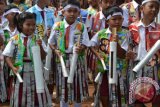 Sejumlah anak Murid SD sedang memperagakan kentongan dari batang bambu untuk mendukung kegiatan Siskamling/Kamtibmas/Ronda malam, di Kecamatan Pringsewu, Kabupaten Pringsewu, Provinsi Lampung. (ANTARA FOTO/M.Tohamaksun/Dok).