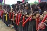 Sejumlah Anggota Pramuka sedang memperagakan kentongan dari batang bambu untuk mendukung kegiatan Siskamling/Kamtibmas/Ronda malam, di Kecamatan Pringsewu, Kabupaten Pringsewu, Provinsi Lampung. (ANTARA FOTO/M.Tohamaksun/Dok).