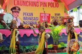 Sejumlah anak menarikan tarian gandrung saat launching Pekan Imunisasi Nasional (PIN) di Muncar, Banyuwangi, Jawa Timur, Selasa (8/3). Pekan Imunisasi Nasional dilakukan serentak mulai 8 maret hingga 15 maret mendatang, untuk mencegah terjadinya penyakit polio. Antara Jatik/ Budi Candra Setya/zk/16.