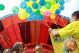 Bupati Banyuwangi Abdullah Azwar Anas (kanan) bersama Istri Ipik Fiestiandani (kiri) melepas balon saat launching Pekan Imunisasi Nasional (PIN) di Muncar, Banyuwangi, Jawa Timur, Selasa (8/3). Pekan Imunisasi Nasional dilakukan serentak mulai 8 maret hingga 15 maret mendatang, untuk mencegah terjadinya penyakit polio. Antara Jatim/ Budi Candra Setya/zk/16.