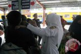 Petugas kesehatan membujuk seorang anak penumpang kereta api untuk diberi vaksin polio di Pos PIN Stasiun Jember, Jawa Timur, Selasa (8/3). Pos PIN Polio di Stasiun Jember menyasar penumpang kereta api yang membawa balita baik saat berangkat maupun tiba di Stasiun Jember. Antarajatim/Zumrotun Solichah/zk/16
