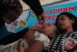 Petugas memberikan vaksin kepada seorang balita pada Pekan Imunisasi Nasional (PIN) 2016, di Medan, Sumatera Utara, Selasa (8/3). PIN Polio 2016 adalah program dari Kementerian Kesehatan dalam pemberian imunisasi polio kepada seluruh anak usia 0-59 bulan yang bertujuan untuk meningkatkan kekebalan anak terhadap penyakit polio. ANTARA SUMUT/Septianda Perdana/16