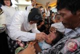 Wali Kota Surabaya Tri Rismaharini meneteskan vaksin Polio pada balita di Surabaya, Jawa Timur, Selasa (8/3). Kegiatan tersebut dalam rangka Pekan Imunisasi Nasional untuk mewujudkan anak-anak terbebas dari penyakit Polio. Antara Jatim/Didik Suhartono/zk/16