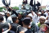 Massa gabungan Ormas Islam menggelar unjuk rasa di Mojokerto, Jawa Timur, Selasa (8/3). Dalam aksinya mereka menuntut Pemkot Mojokerto untuk segera melakukan penertiban praktik prostitusi yang masih beroperasi di Yayasan Majapahit Balong Cangkring (BC) Mojokerto. Antara Jatim/Syaiful Arif/zk/16