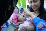 Warga membawa bayinya untuk diberikan vaksin saat pencanangan Pekan Imunisasi Nasional (PIN) Polio di Puskesmas kayu merah, Kabupaten Gorontalo, Selasa (8/3). Kabupaten Gorontalo menargetkan 31.000 bayi usia 1-56 minggu atau 95 persen peserta dari Kabupaten Gorontalo untuk mengikuti PIN Polio yang digelar serentak di Indonesia tersebut. (Foto Adiwinata Solihin/ama)