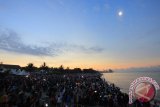 Ribuan warga dan wisatawan memadati objek wisata Pantai Manggar di Kota Balikpapan, Kalimantan Timur, untuk menyaksikan peristiwa alam langka gerhana matahari total, Rabu (9/3). (ANTARA Kaltim/Rendy)