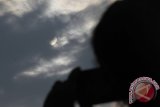 Gerhana matahari terlihat di Komplek Tugu Pahlawan Surabaya, Jawa Timur, Rabu (9/3). Fenomena alam gerhana matahari tersebut telihat sebagian (parsial) untuk di wilayah Surabaya. Antara Jatim/Didik Suhartono/zk/16