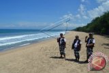 Petugas pecalang atau petugas pengamanan adat Bali memantau situasi saat Hari Raya Nyepi tahun Caka 1938 di Pantai Kuta, Bali, Rabu (9/3). Pengamanan tersebut dilakukan untuk menjamin kelancaran umat Hindu yang selama 24 jam menjalani catur brata penyepian yaitu tidak menggunakan api (Amati Geni), tidak bepergian (Amati Lelungan), tidak menikmati hiburan (Amati Lelanguan) dan tidak bekerja (Amati Karya). ANTARA FOTO/Fikri Yusuf/wdy/16