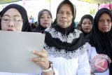 Sejumlah Biang Kampung (dukun beranak) membacakan deklarasi kerja sama dengan Bidan dan Kepala Puskesmas di kabupaten Gorontalo, Selasa (8/3). Deklarasi tersebut sebagai bentuk kerja sama untuk mempercepat penurunan angka kematian ibu melahirkan di kabupaten Gorontalo. ANTARA FOTO/Adiwinata Solihin.