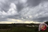 Suasana langit jelang Gerhana Matahari Total di Kabupaten Sekadau, Kalimantan Barat, Rabu (9/3). ANTARA KALBAR/Arkadius Gansi/16

