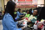 Sejumlah peserta diambil darahnya ketika berlangsungnya donor darah Persatuan Wartawan Indonesia (PWI) Jawa Timur di Surabaya, Jawa Timur, Kamis (10/3). Aksi donor darah tersebut dalam rangka Hari Pers Nasional 2016 dan Hari Ulang Tahun PWI ke-70. Antara Jatim/M Risyal Hidayat/zk/16