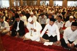 Walikota Bogor Bima Arya berbaur bersama ribuan warga Kota Bogor melaksanakan sholat gerhana matahari (shalat khusuf) di Masjid Raya, Jl.Pajajaran, Kota Bogor,Jawa Barat, Rabu (9/3).   (Foto Humas Pemkot Bogor).