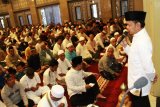 Wali Kota Bogor Bima Arya Sugiarto, menyampaikan sambutan dihadapan para jamaah warga Kota Bogor yang melaksanakan sholat gerhana matahari (shalat khusuf) di Masjid Raya, Jl.Pajajaran, Kota Bogor, Jawa Barat, Rabu (9/3).  (Foto Humas Pemkot Bogor).
