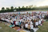 Kaum muslimin dan muslimat ketika sedang menunaikan Shalat Gerhana Matahari (Sunnatal Kusuufis-Syamsi), di lapangan Korpri Kantor Gubernur Lampung, Rabu (09/03/16).(ANTARA FOTO/Humas Pemprov Lampung).