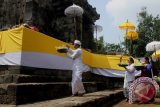 Umat Hindu melakukan upacara Ngembak geni di Candi Badut, Malang, Jawa Timur, Kamis (10/3). Upacara yang diadakan di komplek situs purbakala peninggalan dari kerajaan Kanjuruhan pada abad 8 Masehi tersebut merupakan penutup rangkaian Hari Raya Nyep. Antara Jatim/Ari Bowo Sucipto/zk/16.