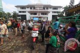 Sejumlah pedagang tradisional yang tergabung dalam Asosiasi Pedagang Pasar Induk berjualan di depan kantor Walikota Medan saat melakukan aksi damai di Medan, Sumatera Utara, Kamis (10/3). Para pedagang yang direlokasi dari pasar Sutomo ini mengaku kecewa kepada Pemkot Medan yang dinilai menerlantarkan Pasar Induk dan melakukan pembiaran terhadap keberadaan para pedagang lain yang hingga saat ini masih berjualan di kawasan Jalan Sutomo. ANTARA SUMUT/Septianda Perdana/16  