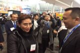 Gubernur Lampung M.Ridho Ficardo (kanan) saat berbincang dengan   Menteri Kelautan dan Perikananan RI Susi Pudjiastuti (kiri) pada acara 'Seafood Expo North America 2016', di Boston Amerika Serikat (AS), 6-8 Maret 2016.  Kegiatan itu untuk memperluas pemasaram produk-produk perikanan daerah Lampung ke pasar dunia. (ANTARA FOTO/Humas Pemprov Lampung/Dok). 