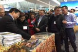 Gubernur Lampung M.Ridho Ficardo (tiga kanan) saat menyaksikan anjungan pameran di 'Seafood Expo North America 2016', di Boston Amerika Serikat (AS), 6-8 Maret 2016. Kegiatan itu untuk memperluas pemasaram produk-produk perikanan daerah Lampung ke pasar dunia. (ANTARA FOTO/Humas Pemprov Lampung/Dok).