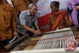 Direktur Utama Semen Indonesia Suparni (kiri) berbincang dengan perajin tenun disela-sela penyerahan bantuan program CSR pemberdayaan masyarakat di Tuban, Jawa Timur, Kamis (10/3). Semen Indonesia memberikan bantuan program CSR sebesar Rp6,5 milyar kepada pemerintah daerah Tuban yang akan disalurkan ke 26 desa dalam tiga kecamatan di sekitar perusahaan. ANTARA FOTO/Zabur Karuru/16