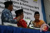 Ketua MPR RI Zulkifli Hasan (kanan) menerima masukan pemikiran membangun bangsa dari Ketua Umum Lembaga Dakwah Islam Indonesia (LDII) Abdullah Syam (tengah) saat menghadiri Sosialisasi Empat Pilar Kebangsaan di Pondok Pesantren Wali Barokah, Kota Kediri, Jawa Timur, Kamis (10/3). LDII bekerjasama dengan MPR RI akan melakukan sosialisasi empat pilar kebangsaan ke seluruh cabang LDII se Indonesia guna memberikan pemahaman tentang Pancasila sebagai dasar negara dan menumbuh kembangkan sikap cinta tanah air. Antara Jatim/Prasetia Fauzani/zk/16