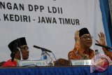 Ketua MPR RI Zulkifli Hasan (kanan) didampingi Ketua Umum Lembaga Dakwah Islam Indonesia (LDII) Abdullah Syam memberikan materi ideologi negara pada acara Sosialisasi Empat Pilar Kebangsaan di Pondok Pesantren Wali Barokah, Kota Kediri, Jawa Timur, Kamis (10/3). LDII bekerjasama dengan MPR RI akan melakukan sosialisasi empat pilar kebangsaan ke seluruh cabang LDII se Indonesia guna memberikan pemahaman tentang Pancasila sebagai dasar negara dan menumbuh kembangkan sikap cinta tanah air. Antara Jatim/Prasetia Fauzani/zk/16