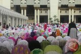 Umat Muslim melaksanakan salat gerhana matahari di Masjid Raya Mujahidin, Pontianak, Kalbar, Rabu (9/3). Salat gerhana matahari yang digelar untuk mengungkapkan rasa syukur kepada Allah SWT tersebut, dimulai pada pukul 07.00 wib. ANTARA KALBAR/Tegar Farras/16