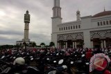 Suasana kawasan Masjid Raya Mujahidin yang dipadati masyarakat yang ingin melaksanakan salat gerhana matahari di Pontianak, Kalbar, Rabu (9/3). ANTARA KALBAR/Indah/16