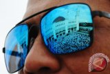 Refleksi Umat Muslim tengah melaksanakan salat gerhana matahari di Masjid Raya Mujahidin, Pontianak, Kalbar, Rabu (9/3). Salat gerhana matahari yang digelar untuk mengungkapkan rasa syukur kepada Allah SWT tersebut, dimulai pada pukul 07.00 wib. ANTARA FOTO/Jessica Helena Wuysang/16