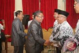 Wali Kota Banjarbaru H Nadjmi Adhani didampingi Ketua DPRD Banjarbaru H AR Iwansyah dan Ketua Pengurus PGRI Kalsel Drs M Hatta M AP mengucapkan selamat saat atas Pelantikan Dewan  Pengurus PGRI Kota Banjarbaru masa bhakti 2016-2020 yang dilantik Ketua Pengurus PGRI Kalsel di Aula Gawi Sabarataan Kota Banjarbaru, Kamis (10/3). (Foto Antaranews Kalsel/ufik)