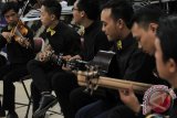 Sejumlah anak muda mementaskan musik keroncong di Surabaya, Jawa Timur, Sabtu (12/3). Kegiatan berbentuk festival musik keroncong dalam rangka memperingati Hari Musik Nasional yang diikuti oleh 100  kelompok musik keroncong anak muda dari berbagai daerah di jawa timur tersebut sebagi wujud ajakan kepada kawula muda untuk mencintai kembali salah satu musik Indonesia yang telah mulai ditinggal. Antara Jatim/Didik Suhartono/zk/16