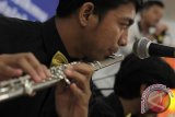 Sejumlah anak muda mementaskan musik keroncong di Surabaya, Jawa Timur, Sabtu (12/3). Kegiatan berbentuk festival musik keroncong dalam rangka memperingati Hari Musik Nasional yang diikuti oleh 100  kelompok musik keroncong anak muda dari berbagai daerah di jawa timur tersebut sebagi wujud ajakan kepada kawula muda untuk mencintai kembali salah satu musik Indonesia yang telah mulai ditinggal. Antara Jatim/Didik Suhartono/zk/16