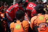 Sejumlah petugas Badan SAR Nasional bersama tim gabungan mengevakuasi mayat korban tenggelam di Waduk Wonorejo, Tulungagung, Jawa Timur, Sabtu (12/3). Korban diidentifikasi bernama Paimin (50), pencari bibit tanaman bonsai yang dilaporkan hilang pada Jumat (11/3) sore sekitar pukul 15.00 WIB dan baru ditemukan pada Sabtu (12/3) pagi, melalui operasi SAR gabungan. Antara Jatim/Destyan Sujarwoko/zk/16