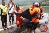 Sejumlah petugas Badan SAR Nasional bersama tim gabungan mengevakuasi mayat korban tenggelam di Waduk Wonorejo, Tulungagung, Jawa Timur, Sabtu (12/3). Korban diidentifikasi bernama Paimin (50), pencari bibit tanaman bonsai yang dilaporkan hilang pada Jumat (11/3) sore sekitar pukul 15.00 WIB dan baru ditemukan pada Sabtu (12/3) pagi, melalui operasi SAR gabungan. Antara Jatim/Destyan Sujarwoko/zk/16