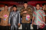 Staf Khusus bidang Hubungan Kerjasama Luar Negeri Kemensos Eko Zuhri Ernada (kiri), Penulis Buku Khazanah Islam Nusantara Zainul Milal Bizawie (kedua kiri), Tokoh Masyarakat As'ad Said Ali (kedua kanan), Sekjen PPP Romahurmuzy (kanan) berbincang saat peluncuran buku dan Pameran Foto 'Khazanah Islam Nusantara' di Jakarta, Sabtu (12/3). Buku tersebut menceritakan karakter Islam nusantara sebagai Islam yang ramah, terbuka, inklusif dan mampu memberi solusi terhadap masalah-masalah besar bangsa dan negara. ANTARA FOTO/Reno Esnir/wdy/16.