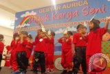 Anak-anak didik Yayasan Aurica Surabaya yang tuna rungu tampak menampilkan unjuk kebolehan dalam peringatan Hari Pendengaran Nasional di Surabaya, Sabtu (12/3). (Foto Antara Jatim/Hesty Putri Utami/16/emy)