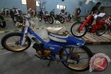 Juri melakukan penilaian terhadap motor bebek modifikasi peserta kontes Street Cub di Kota Kediri, Jawa Timur, Minggu (13/3). Kontes motor keluaran tahun 80an bermesin kecil tersebut diikuti oleh komunitas Street Cub se-Jawa Timur guna melestarikan motor bebek antik. Antara Jatim/Prasetia Fauzani/zk/16