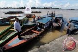 Penyedia jasa penyewaan perahu wisata melayani wisatawan yang ingin menikmati wisata telusur sungai di tepian Tanggo Rajo, Pasar, Jambi, Selasa (8/3). Permintaan wisata telusur sungai menggunakan perahu sejauh sekitar 60 kilometer dari Kota Jambi menuju Kabupaten Muarojambi di daerah itu terus meningkat seiring mulai gencarnya promosi wisata yang dilakukan Pemerintah Daerah setempat dengan tarif Rp300 ribu per kapal. ANTARA FOTO/Wahdi Septiawan/nz/16.