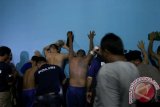 Polisi memeriksa warga binaan ketika menggelar razia bersama pihak Badan Narkotika Nasional (BNN) Sumut, di Rutan Klas I Tanjung Gusta, Medan, Sumatera Utara, Sabtu (12/3) malam. Dalam razia tersebut polisi dan BNN berhasil menemukan paket sabu-sabu dan senjata tajam milik warga binaan. ANTARA SUMUT/Irsan Mulyadi/16