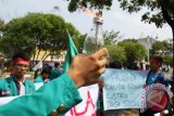 Mahasiswa Universitas Syiah Kuala (Unsyiah) membawa lampu taplok, poster dan spanduk menggelar aksi di kantor PLN Wilayah Aceh, Banda Aceh, Senin (14/3). Mereka memprotes pemadaman listrik secara bergilir yang sudah berlangsung sejak beberapa bulan terakhir dan meminta pemerintah pusat memebenahi kinerja PLN Aceh. ACEH.ANTARANEWS.COM/Ampelsa/16