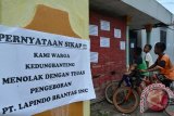 Sejumlah anak membaca stiker tolak pengeboran sumur gas baru Lapindo di rumah warga Desa Kedungbanteng, Tanggulangin, Sidoarjo, Jawa Timur, Senin (14/3). Warga dengan tegas menolak PT Lapindo Brantas untuk melakukan pengeboran sumur gas baru di Sumur Tanggulangin 1. Antara Jatim/Umarul Faruq/zk/16