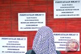 Seorang warga membaca stiker tolak pengeboran sumur gas baru Lapindo di rumah warga Desa Kedungbanteng, Tanggulangin, Sidoarjo, Jawa Timur, Senin (14/3). Warga dengan tegas menolak PT Lapindo Brantas untuk melakukan pengeboran sumur gas baru di Sumur Tanggulangin 1. Antara Jatim/Umarul Faruq/k/16