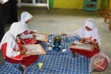 Lomba membuat ukiran batik oleh siswa dan siswi sekolah dasar - Sebanyak 18 Sekolah Dasar (SD) se-Kecamatan Paringin, Kabupaten Balangan, Kalsel, melaksanakan Festival Lomba Seni Siswa Nasional (FLS2N) ke II tahun 2016. Kegiatan yang dilaksanakan di SDN 1 Paringin, diperkirakan berlangsung selama dua hari, 15 - 16 Maret 2016. Dan anggaran dana berasal dari dukungan Dinas Pendidikan Kabupaten Balangan. Foto: Antaranews Kalsel / Roly Supriadi