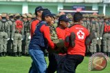 Petugas kesehatan mengangkat anggota Satuan Polisi Pamong Praja (Satpol PP) yang pingsan ketika mengikuti upacara peringatan HUT Satpol PP ke-66 dan Satuan Perlindungan Masyarakat (Sat Linmas) ke-54 Se Jawa Timur, di Gelora Delta Sidoarjo, Jawa Timur, Selasa (15/3). Sebanyak 35 anggota Satpol PP dan Sat Linmas pingsan saat upacara yang mengambil Tema 'Dengan semangat HUT Satpol PP ke-66 dan HUT Satlinmas ke-54, kita wujudkan polisi pamong praja dan linmas yang humanis, berdedikasi, disiplin dan tegas'. Antara Jatim/Umarul Faruq/zk/16